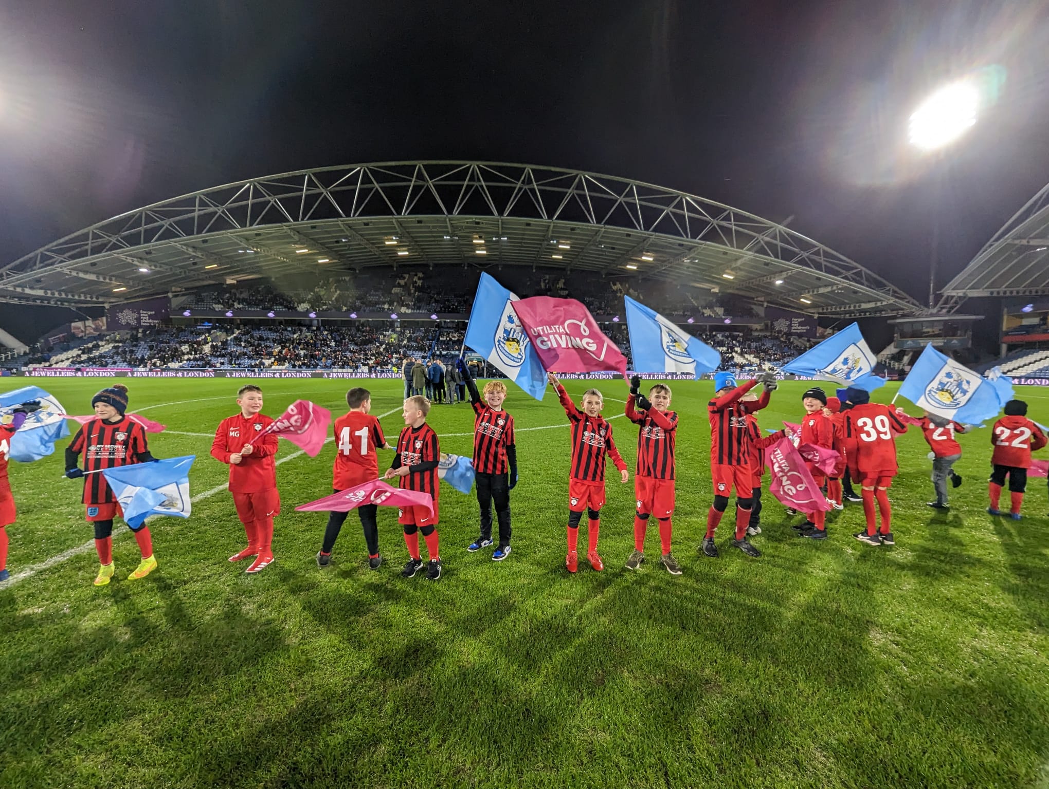 htjfc-guard-of-honour-holmfirth-town-junior-football-club